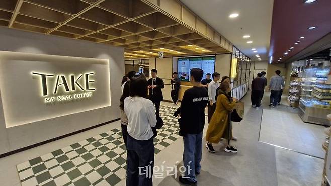 6일 점심시간이 시작되기 전 오전 11시30분께 서울 종로구 테이크 종각점 입구에서 고객들이 입장을 위해 대기하고 있다. ⓒ데일리안 김찬주 기자