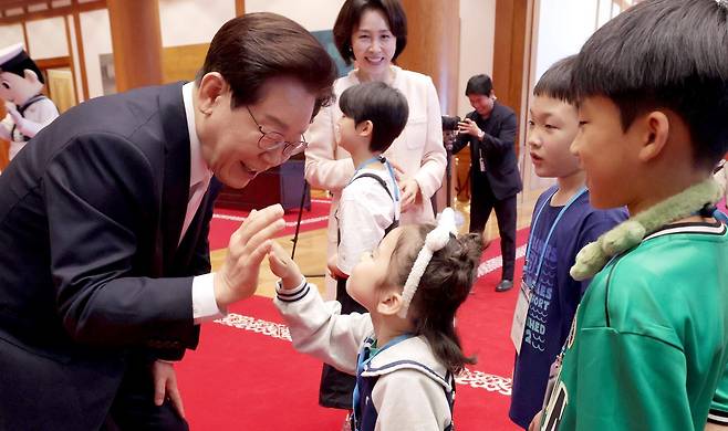 이재명 대통령과 김혜경 여사가 5일 제104회 어린이날을 맞아 전국의 어린이와 보호자 200여 명을 청와대 본관으로 초청해 맞이하고 있다. 청와대사진기자단