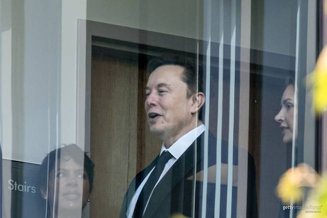 일론 머스크 테슬라 최고경영자(CEO)가 미국 캘리포니아 오클랜드 연방법원에 출석하고 있다. 머스크와 오픈AI 간 법정 공방에서는 2017년 공동창업자 결별 과정에 대한 증언이 이어지고 있다. Bloomberg·Getty Images