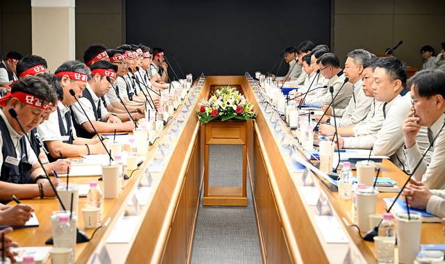 현대차 노사가 6일 울산공장 본관 동행룸에서 2026년 임금협상 상견례를 열었다. 사진은 노사 교섭 대표가 마주 앉은 모습. 현대차 제공