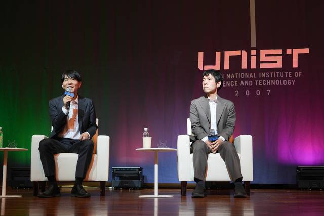 울산 UNIST에서 6일 열린 토크콘서트에서 이세돌(왼쪽) UNIST 특임교수와 이창호 국수가 대담하고 있다. UNIST 제공