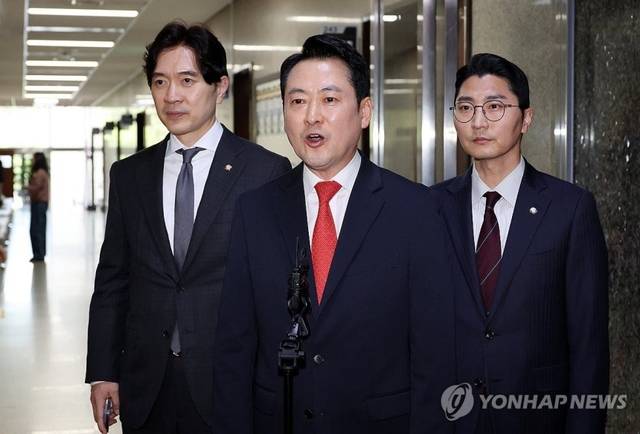 국민의힘 장동혁 대표가 6일 국회 당 대표실에서 우원식 국회의장과 면담을 마친 뒤 기자들 질의에 답하고 있다. 연합뉴스