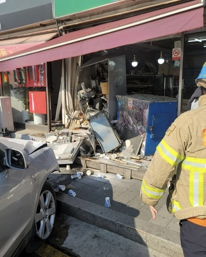 6일 오후 경기 안산시 상록구 한 상가건물에서 70대가 운전한 차량이 제과점으로 돌진한 사고 현장. [경기도소방재난본부 제공]