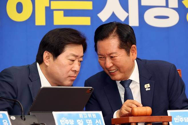더불어민주당 정청래 대표가 6일 국회에서 열린 최고위원회의에서 황명선 최고위원과 대화하고 있다. 사진=서동일 기자