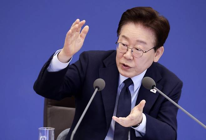 이재명 대통령이 6일 청와대에서 열린 국무회의에서 발언하고 있다. 뉴시스