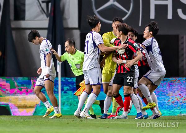 경기 중 김강(왼쪽, FC안양)의 행동에 충돌하는 FC서울과 FC안양 선수들. 서형권 기자