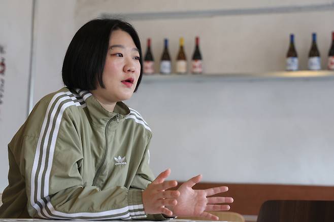 오빛나리 작가노조 위원장이 21일 오후 서울 용산구 한 카페에서 한겨레와 인터뷰하고 있다. 최현수 기자 emd@hani.co.kr