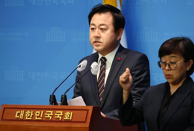 새누리당(현 국민의힘) 소속으로 제19대 국회의원을 지낸 김용남(왼쪽) 전 의원이 2024년 1월 국회 소통관에서 기자회견을 열고 국민의힘 탈당 선언을 하고 있다. 고영권 기자