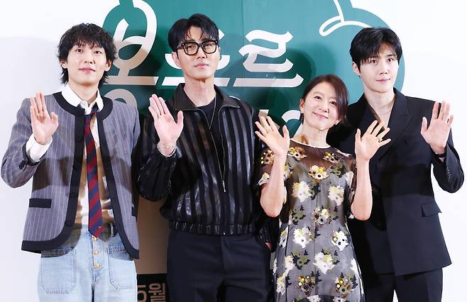 6일 서울 중구 커뮤니티하우스 마실에서 열린 쿠팡플레이 새 예능 '봉주르 빵집' 제작발표회에서 배우 이기택(왼쪽부터), 차승원, 김희애, 김선호가 포즈를 취하고 있다. 연합뉴스