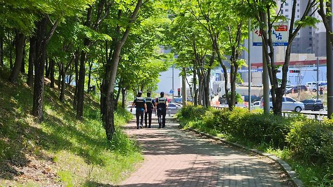 6일 광주 광산구 월계동의 한 대학교 주변 도로를 경찰들이 순찰하고 있다. 전날 이 일대에서 일면식 없는 20대 남성에게 여고생이 흉기에 찔려 숨지는 사건이 발생했다. 광주=김혜지 기자