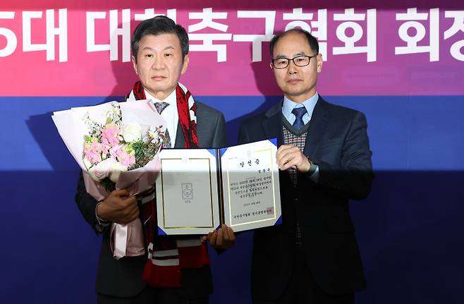 대한축구협회장 4연임에 성공한 정몽규 회장이 지난해 2월 서울 종로구 축구회관에서 열린 제55대 대한축구협회 회장 선거에서 당선이 확정된 뒤 당선증을 받고 기념 촬영하고 있다. 사진=연합뉴스