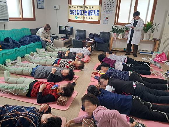 주민들이 진도군의 찾아가는 물리치료 서비스를 받고 있다. [사진=진도군청]