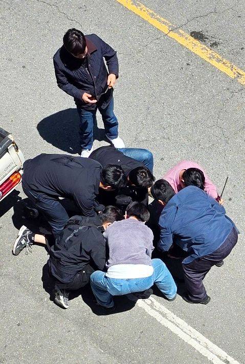 5일 광주광역시 한 도로에서 경찰이 살인 용의자 20대 장모씨를 체포하고 있다. 장씨는 이날 오전 광주시 한 대학교 인근에서 여고생을 흉기로 찔러 살해한 혐의를 받고 있다. [연합뉴스]