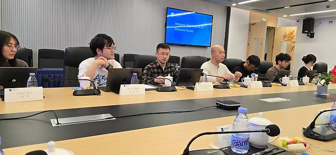 지난달 23일 알리바바 클라우드 연구 캠퍼스 인근 SAIS에서 만난 이곳 연구원들. 안혜리 기자
