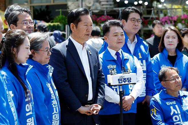 정청래 더불어민주당 대표가 5일 경기 동두천시 중앙로 동두천큰시장 방문을 마친 뒤 인터뷰를 하고 있다. 사진 뉴스1