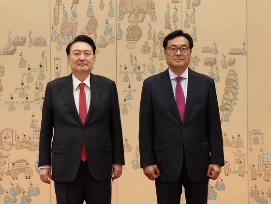 윤석열 전 대통령이 2024년 4월 24일 서울 용산 대통령실 청사에서 정진석 신임 대통령 비서실장에게 임명장을 수여한 뒤 기념 촬영을 하고 있다. 연합뉴스