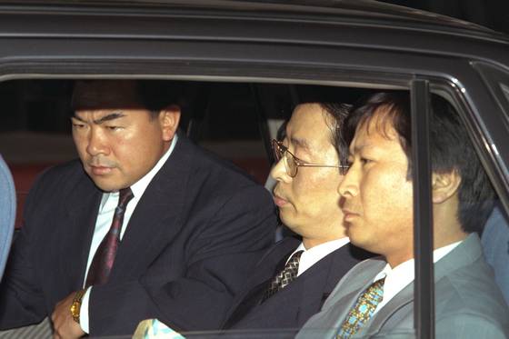 검찰은 1997년 5월 김영삼(YS) 대통령의 아들 김현철(가운데)씨를 구속했다. 현철씨를 태운 차가 대검찰청에서 구치소로 향하고 있다. 중앙포토