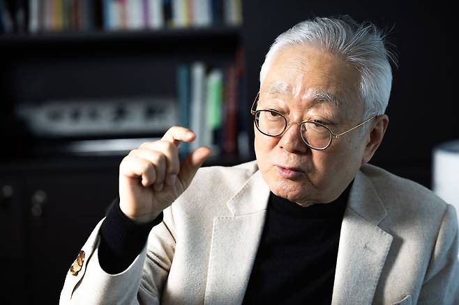 이훈규 전 검사(현 아이들과미래재단 이사장)가 지난 1월 서울 사당동 사무실에서 징비록 취재팀과 인터뷰하고 있다. 우상조 기자