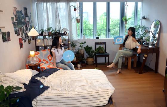 버킷플레이스가 운영하는 인테리어 플랫폼 '오늘의집' 첫 상설 전시장인 '오프하우스'에서 모델들이 체험공간을 소개하고 있다. 이곳에서는 거실, 침실, 주방 등 주거 공간을 테마로 구역별 인테리어를 직접 체험해 보고 '오늘의집'이 취급하는 가구, 소품, 인테리어 관련 제품을 직접 확인해 볼 수 있다. 뉴스1