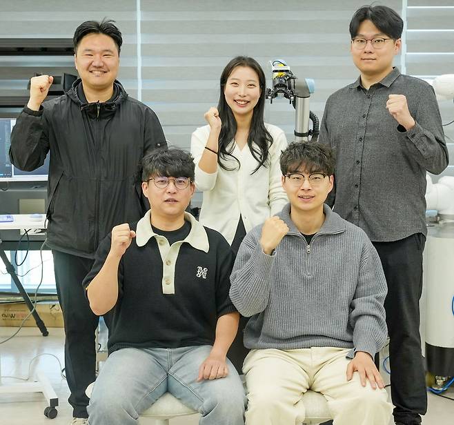 KERI 이주경 박사(왼쪽 아래) 연구팀이 자율제조 다중 에이전트 AI 기술을 개발했다.