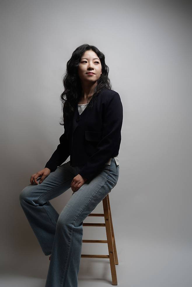 시인에게 '생 마음'은 어떤 맛일지 물었다. "피와 비슷한 맛 아닐까요? 비위생적이지만, 어쨌든 내 몸에서 나온. 그런 맛일 것 같네요." 사진 현대시