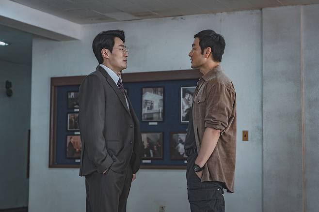 KT 스튜디오지니가 만들고 ENA와 티빙에서 공개 중인 드라마 '허수아비'의 한 장면. 이춘재 연쇄살인사건을 모티브로 해 만든 시대물이자 수사물이다. 왼쪽부터 검사 차시영을 연기한 이희준, 형사 강태주를 연기한 박해수. 사진 KT 스튜디오지니