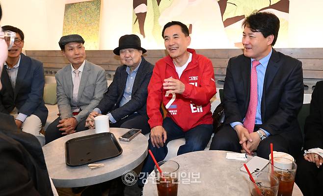 ▲ 강원지역 대학교수 86인 교수정책단 출범식이 6일 춘천의 한 카페에서 열렸다. 출범식에서 참석자들이 김진태 국민의힘 강원도지사 예비후보 지지를 선언했다. 김정호 기자