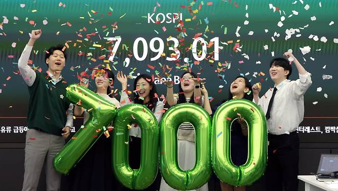 코스피가 7천을 돌파한 6일 서울 중구 하나은행 본점 딜링룸에서 직원들이 축하 세리머니를 하고 있다./2026.5.6. 김범준 기자