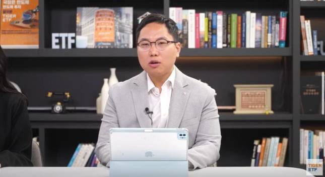 정의현 미래에셋자산운용 ETF운용본부장이 6일 유튜브 웹세미나에서 'TIGER 반도체TOP10커버드콜액티브' ETF의 리밸런싱 포트폴리오를 소개하고 있다. / 사진=미래에셋자산운용 ETF 브랜드 'TIGER' 유튜브