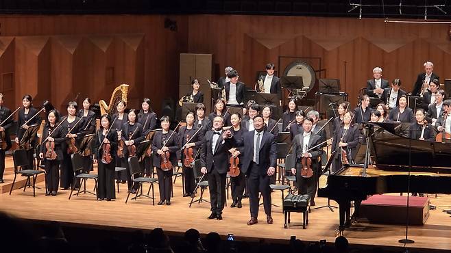 지난달 23일 서울 예술의전당에서 열린 예술의전당 교향악축제에서 울산시립교향악단과 피아니스트 안종도가 연주를 마치고 관객에게 인사하고 있다. 이주현 기자
