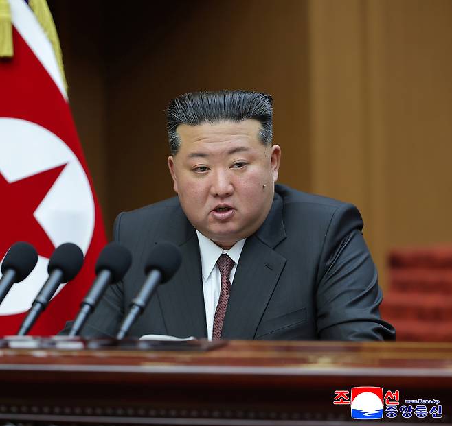 북한은 지난 3월 23일 평양의사당에서 최고인민회의 제15기 1차 회의 2일 회의를 개최했다고 조선중앙통신이 같은 달 24일 보도했다. 김정은 국무위원장이 시정연설을 하고 있는 모습. 연합뉴스