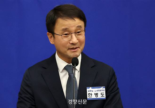 한병도 더불어민주당 원내대표가 6일 국회에서 열린 원내대표 선출 의원총회에서 발언하고 있다.  한 원내대표는 이 자리에서 ‘조작기소 특검’ 논의 시점을 6·3 지방선거 이후로 미루겠다고 밝혔다. 박민규 선임기자