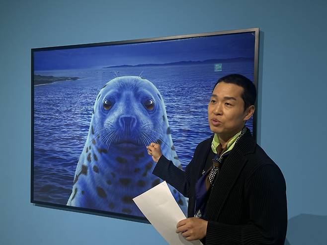 Artist Koh Sang-woo speaks during a press tour of his solo exhibition ″Still Breathing″ at Savina Museum of Contemporary Art in Eunpyeong District, northern Seoul, on April 30. [LIM JEONG-WON]