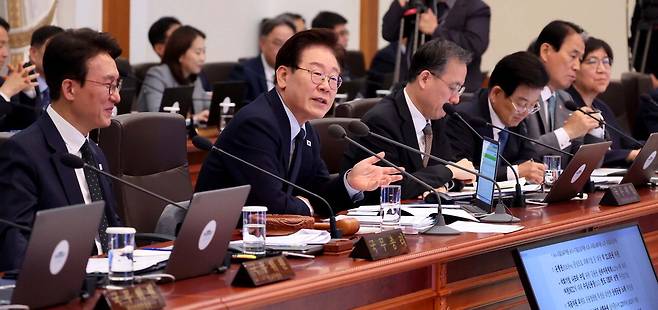 이재명 대통령이 6일 청와대에서 열린 국무회의 겸 비상경제점검회의에서 발언하고 있다.  김호영 기자