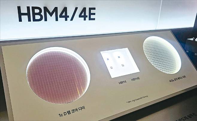 시장 일각에서는 삼성전자가 연간 기준 엔비디아와 글로벌 영업이익 1위 자리를 겨룰 수 있다는 낙관론을 편다. 사진은 삼성전자 제57기 정기 주주총회에 전시된 HBM4와 HBM4E. (연합뉴스)