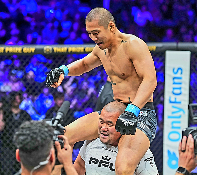 Road to UFC 시즌2 페더급 준결승 김상원이 미국 사우스다코타주 수폴스의 샌퍼드 펜타곤에서 세계 2위 종합격투기 단체 Professional Fighters League 2026년 7번째 대회 승리 후 기뻐하고 있다. 아래는 하동진 TFC 대표 겸 KTT 감독. 사진=PFL MMA, Inc.