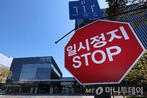 (인천=뉴스1) 구윤성 기자 = 삼성바이오로직스 노조가 전면파업을 시작한지 나흘째인 4일 인천 송도 삼성바이오로직스 본사의 모습. 사측과 노조는 이날 고용노동부 중부지방고용노동청 중재로 비공개 협상을 진행하고 있다. 2026.5.4/뉴스1  Copyright (C) 뉴스1. All rights reserved. 무단 전재 및 재배포,  AI학습 이용 금지. /사진=(인천=뉴스1) 구윤성 기자