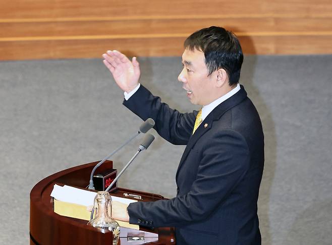 보완수사권 폐지를 주장하는 여당 강경파와 경찰은 공소청 검사에게 보완수사권을 남기면 수사와 기소를 분리한다는 검찰개혁의 취지가 흔들리고, 보완수사를 명분으로 사실상 인지수사나 별건수사가 되살아날 수 있다고 우려한다. 사진은 김용민 의원이 지난 3월19일 오후 서울 여의도 국회에서 열린 제433회국회(임시회) 제2차 본회의에서 공소청법안(대안)에 대한 제안설명을 하고 있는 모습. /사진=뉴시스