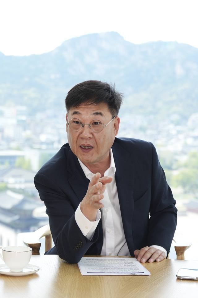 정문헌 서울 종로구청장이 최근 종로구청 집무실에서 가진 문화일보와 인터뷰 도중 취임 초부터 구상했던 ‘광화문스퀘어’ 사업에 대해 설명하고 있다.종로구청 제공