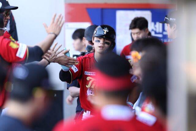 KIA 타이거즈 김도영이 5일 광주KIA챔피언스필드에서 열린 한화 이글스와의 홈 경기서 홈런을 치고 덕아웃에서 하이파이브를 하고 있다./KIA 타이거즈 제공