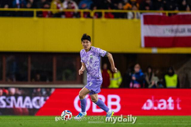 축구대표팀의 김민재가 2026년 4월 오스트리아 빈에서 열린 오스트리아와의 평가전에서 드리블을 하고 있다./게티이미지코리아