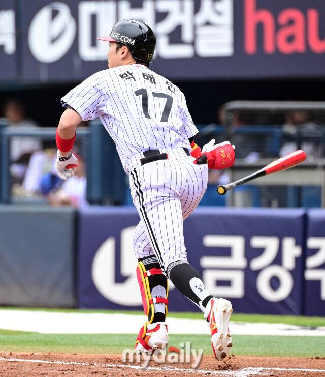 LG 박해민이 1회말 1사 만루서 우익수 희생플라이로 타점을 기록하고 있다./잠실=유진형 기자