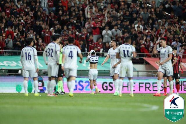 FC안양의 김강이 5일 오후 7시 서울월드컵경기장에서 펼쳐진 FC서울과의 '하나은행 K리그1 2026' 12라운드에서 서울 관중을 도발하며 퇴장을 당했다./한국프로축구연맹 제공