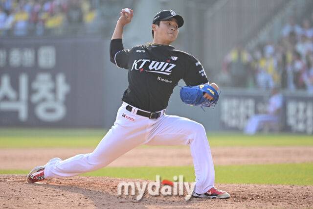 KT 박영현이 3월 28일 개막전에서 역투하고 있다./마이데일리
