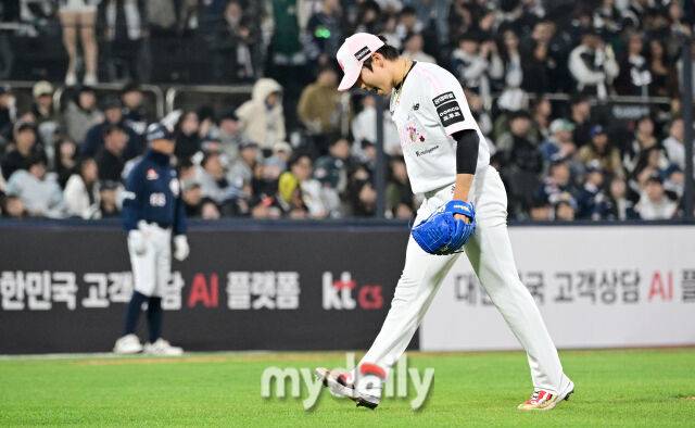 2026년 4월 11일 오후 경기도 수원KT위즈파크에서 열린 '2026 신한 SOL KBO리그' 두산 베어스와 KT 위즈의 경기. KT 박영현이 6-4로 승리한 뒤 기뻐하고 있다./마이데일리
