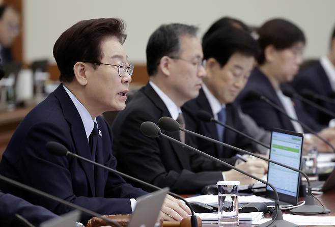 이재명 대통령이 6일 청와대에서 국무회의 겸 비상경제점검회의를 주재하고 있다. [연합]