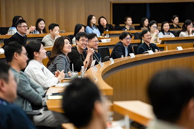 이선호(앞줄 왼쪽 네 번째) CJ미래기획그룹장이 4월20일 서울 중구 CJ인재원에서 열린 ‘계열사 오픈이노베이션(O/I) 협의체 밋업’ 행사에 참석했다.  [CJ그룹 뉴스룸]