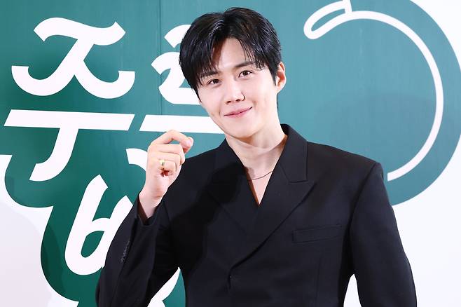 배우 김선호가 6일 서울 중구 커뮤니티하우스 마실에서 열린 쿠팡플레이 새 예능 ‘봉주르 빵집’ 제작발표회에서 포즈를 취하고 있다. [연합]