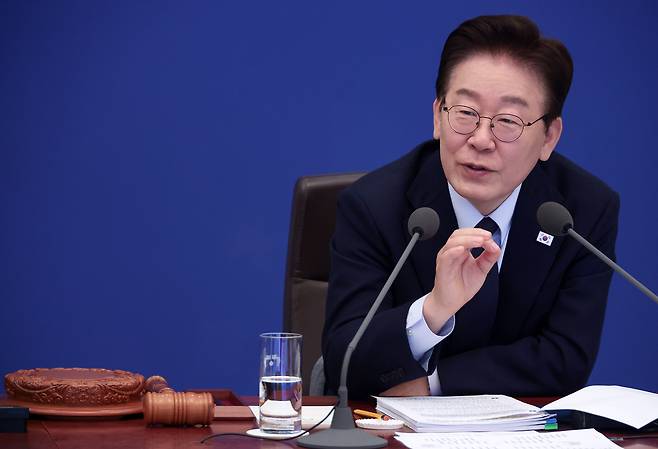 이재명 대통령이 6일 청와대에서 열린 국무회의 겸 비상경제점검회의에서 발언하고 있다. [연합]