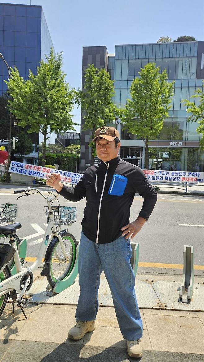 [서울=뉴시스] 남주현 기자 = 경기 용인 신갈에서 온 '주주행동 실천본부'의 한 주주가 서울 용산구 이태원로 현수막 시위 앞에서 발언하고 있다.  2025.05.06. *재판매 및 DB 금지